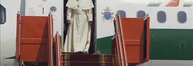 Pope Francis Arrives in Armenia, Prays at Etchmiadzin